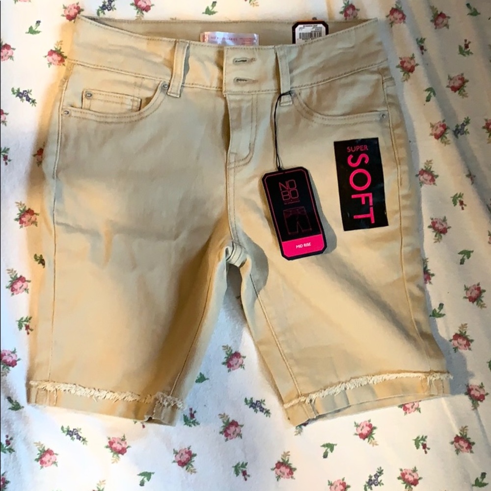 No boundaries shorts.